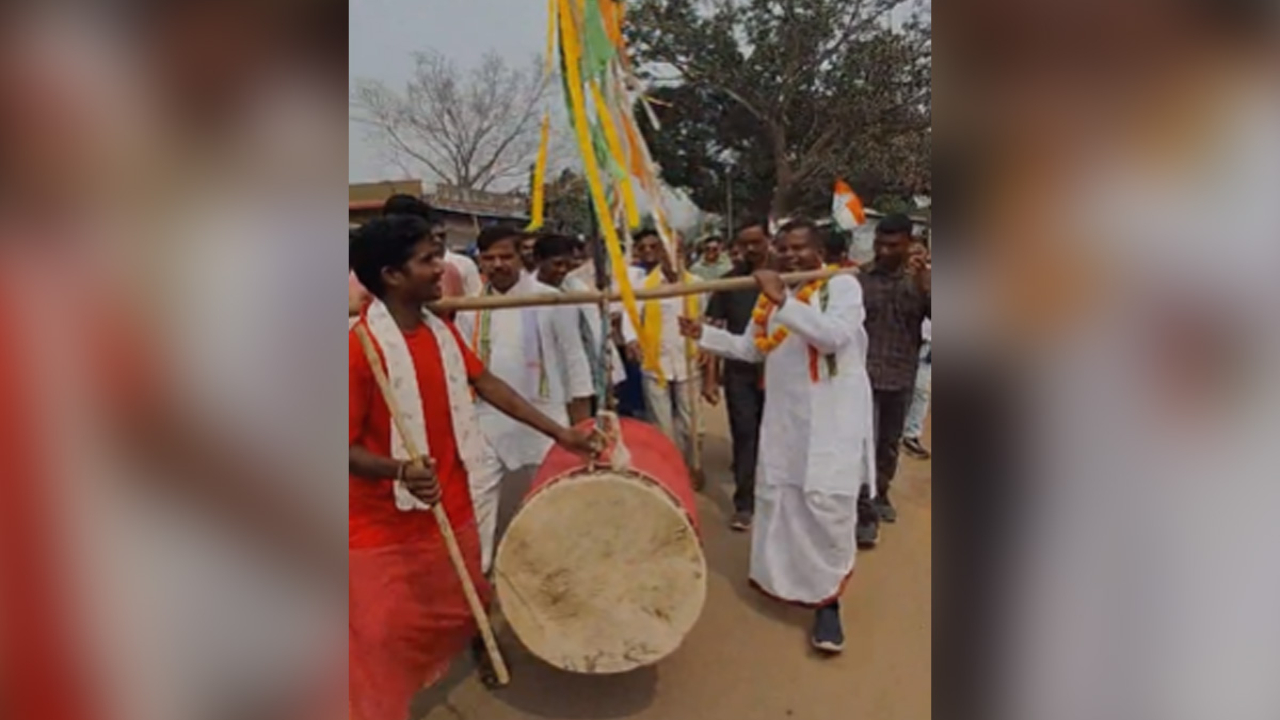 बस्तर से कांग्रेस प्रत्याशी कवासी लखमा के प्रचार करने का ये अंदाज हो रहा वायरल