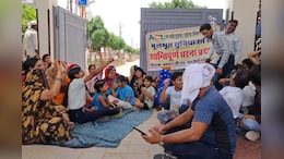 ACL ग्रीन सिटी के मेन गेट पर वासिंदों का विरोध-प्रदर्शन, कई मूलभूत सुविधाएं न मिलने का लगाया आरोप