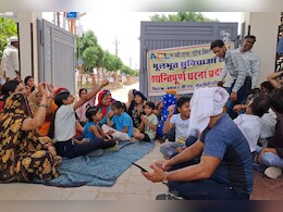 ACL ग्रीन सिटी के मेन गेट पर वासिंदों का विरोध-प्रदर्शन, कई मूलभूत सुविधाएं न मिलने का लगाया आरोप ACL ग्रीन सिटी के मेन गेट पर वासिंदों का विरोध-प्रदर्शन, कई मूलभूत सुविधाएं न मिलने का लगाया आरोप