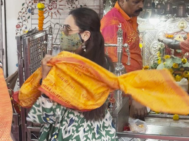 Rani Mukerji Offers Prayers In Ghanteshwar Temple On Hanuman Jayanti