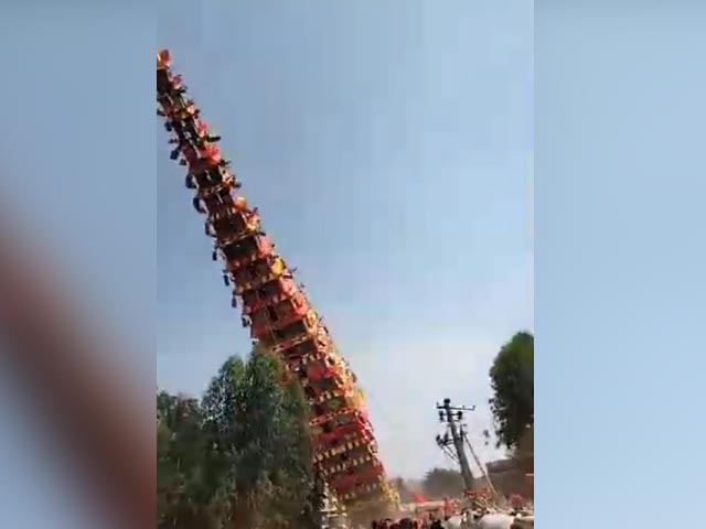 वीडियो : कर्नाटक में मंदिर मेले के लिए निकला 100 फुट से ज्‍यादा ऊंचा रथ गिरा, बाल-बाल बचे श्रद्धालु