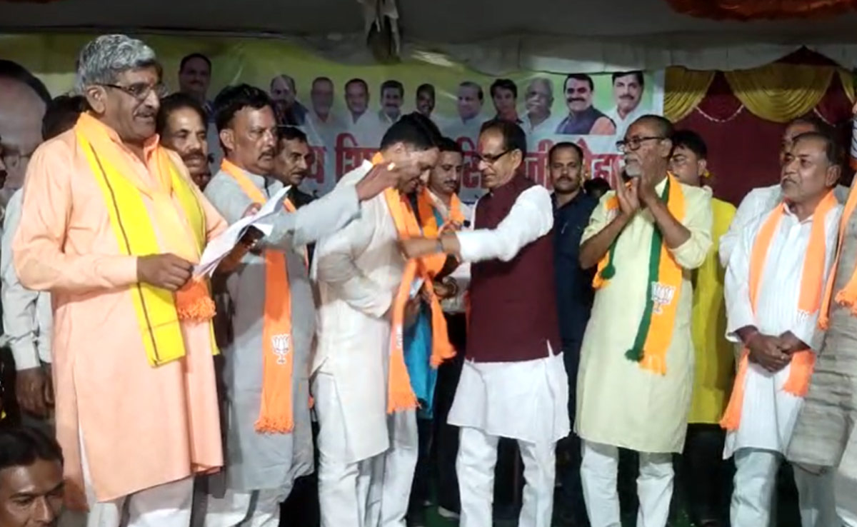 लोकसभा चुनाव के पहले कांग्रेस को फिर लगा बड़ा झटका, पूर्व CM शिवराज ने रातों रात 500 से ज्यादा कार्यकर्ताओं को BJP में कराया शामिल
