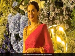 तापसी पन्नू का शादी के बाद पहला अपीयरेंस वीडियो वायरल, रेड साड़ी और बालों में गजरा लगाए शरमा गईं एक्ट्रेस तापसी पन्नू का शादी के बाद पहला अपीयरेंस वीडियो वायरल, रेड साड़ी और बालों में गजरा लगाए शरमा गईं एक्ट्रेस