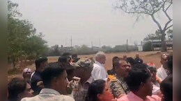 मतदानाच्या दरम्यान माजी मुख्यमंत्र्यांना धक्काबुक्की, भाजपा- काँग्रेस कार्यकर्ते भिडले