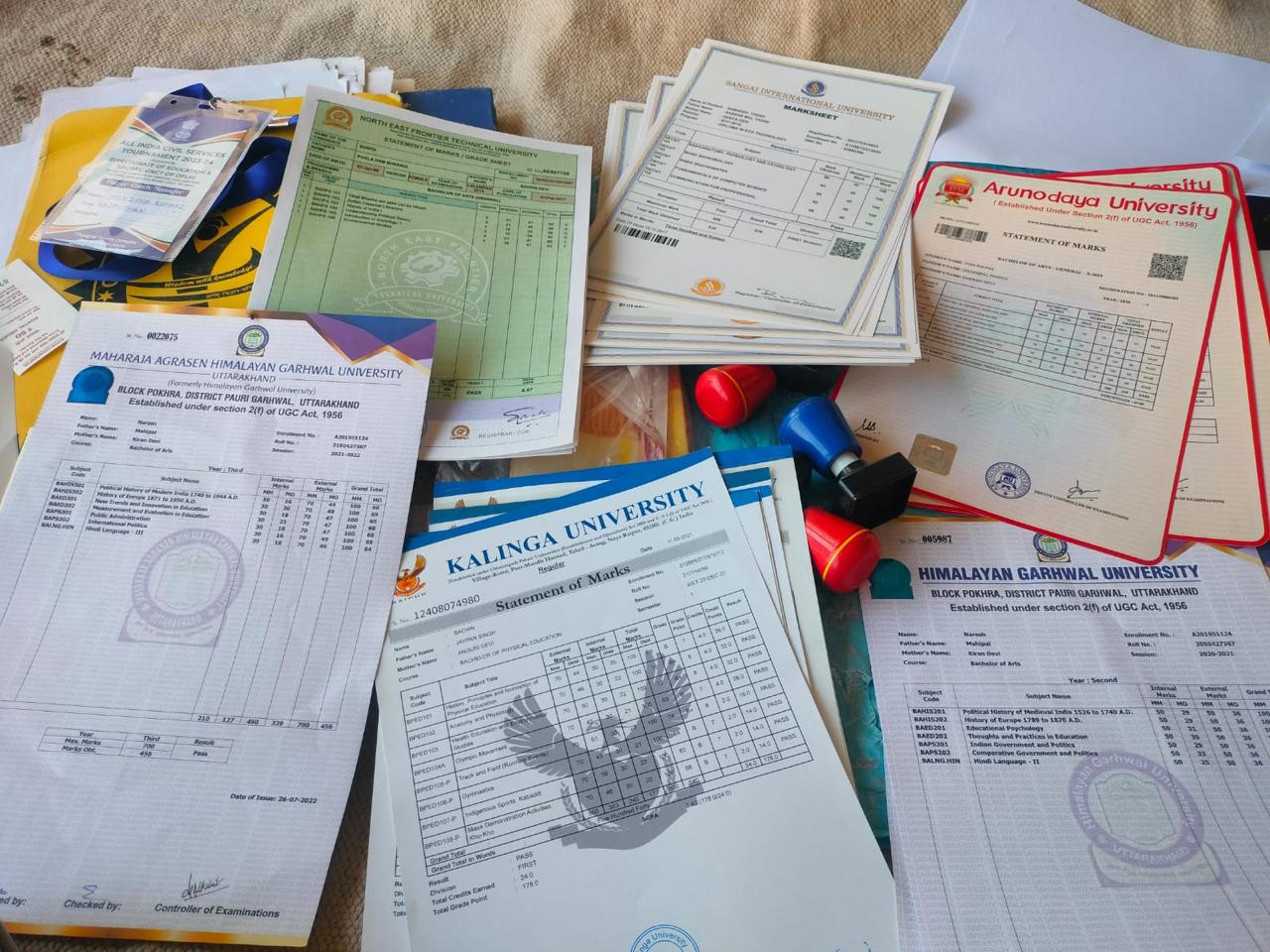 राजस्थान में SOG का बड़ा एक्शन, फर्जी डिग्री देने वाले गिरोह को पकड़ा, 50 डिग्रियां सहित कई मार्कशीट बरामद