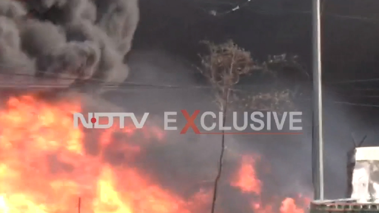 Chhattisgarh News: रायपुर के बिजली दफ्तर में आग, एक के बाद एक फटे टांसफॉर्मर!