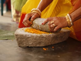 कच्ची हल्दी आपकी स्किन को मुंहासे कर सकती है गायब, स्किन हो जाएगा ग्लोइंग और यंग कच्ची हल्दी आपकी स्किन को मुंहासे कर सकती है गायब, स्किन हो जाएगा ग्लोइंग और यंग
