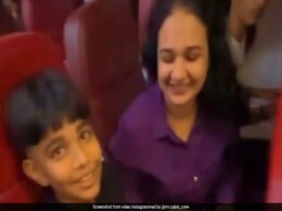 मां के जन्मदिन को खास बनाने के लिए बच्चे ने केबिन क्रू से की ये रिक्वेस्ट, फ्लाइट में ऐसे सेलिब्रेट किया बर्थडे मां के जन्मदिन को खास बनाने के लिए बच्चे ने केबिन क्रू से की ये रिक्वेस्ट, फ्लाइट में ऐसे सेलिब्रेट किया बर्थडे