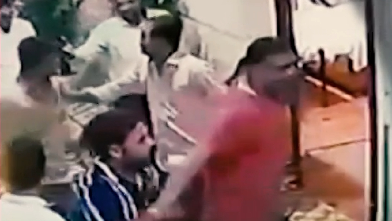 ग्वालियरः बीजेपी नेता राजा भैया के साथ मारपीट, वीडियो वायरल!