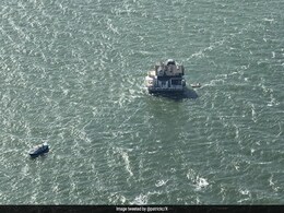 Floating Home: Two-Storey House Embarks On Journey Across San Francisco Bay Floating Home: Two-Storey House Embarks On Journey Across San Francisco Bay