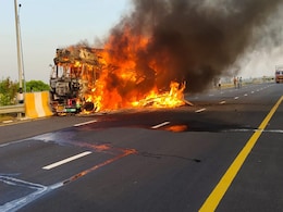 पूर्वांचल एक्सप्रेसवे पर डिवाइडर से ट्रक के टकराने पर लगी भीषण आग, बाल-बाल बचा ड्राइवर पूर्वांचल एक्सप्रेसवे पर डिवाइडर से ट्रक के टकराने पर लगी भीषण आग, बाल-बाल बचा ड्राइवर