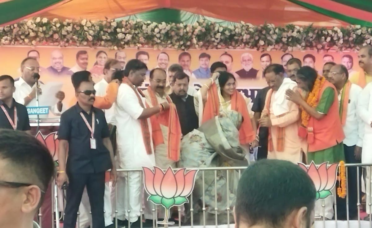 Balod में कांग्रेस को लगा बड़ा झटका, दो बार की जिला पंचायत सदस्य मीना साहू ने थामा BJP का दामन