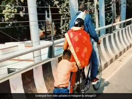 भगवान सबको दें ऐसा बेटा... पुल पर साइकिल चढ़ाते पिता की मदद करता दिखा छोटा बच्चा, Video देख रो पड़े लोग भगवान सबको दें ऐसा बेटा... पुल पर साइकिल चढ़ाते पिता की मदद करता दिखा छोटा बच्चा, Video देख रो पड़े लोग