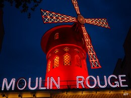 Blades Of Moulin Rouge Windmill, One Of Paris' Famous Landmarks, Collapse Blades Of Moulin Rouge Windmill, One Of Paris' Famous Landmarks, Collapse