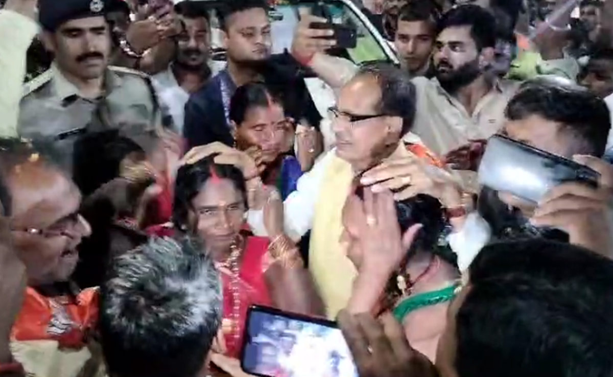 MP News: अब भी कायम है शिवराज का जलवा, चुनाव प्रचार के दौरान लिपटकर रोने लगीं महिलाएं तो भावुक हुए 'मामा'