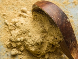 बाजार का अमचूर पाउडर नहीं आ रहा रास? घर पर ही इस आसान विधि से बना लें Mango Powder