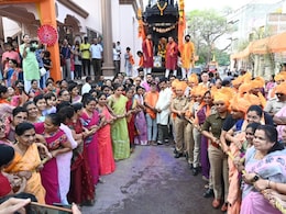 'या' गावात चक्क महिला ओढतात हनुमानाचा रथ, ब्रिटीश काळापासून सुरु आहे परंपरा 'या' गावात चक्क महिला ओढतात हनुमानाचा रथ, ब्रिटीश काळापासून सुरु आहे परंपरा