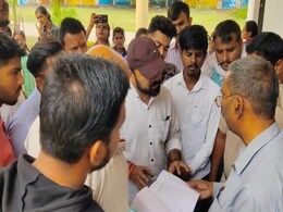 Satna: छात्राध्यापकों का परीक्षा फॉर्म नहीं भरे जाने से हंगामा, धरने पर बैठे एबीवीपी के कार्यकर्ता, पुलिस भी तैनात Satna: छात्राध्यापकों का परीक्षा फॉर्म नहीं भरे जाने से हंगामा, धरने पर बैठे एबीवीपी के कार्यकर्ता, पुलिस भी तैनात