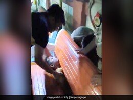 पार्क की बेंच पर सो रहा था नशे में धुत शख्स, सोते हुए ली ऐसी करवट, फिर जो हुआ, पुलिस को करनी पड़ी मदद, Video वायरल पार्क की बेंच पर सो रहा था नशे में धुत शख्स, सोते हुए ली ऐसी करवट, फिर जो हुआ, पुलिस को करनी पड़ी मदद, Video वायरल