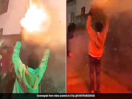 जलते पटाखों से भरा डिब्बा सिर पर रखकर बारात में डांस कर रहा था शख्स, लेकिन आगे जो हुआ, Video देख दहल उठेगा दिल जलते पटाखों से भरा डिब्बा सिर पर रखकर बारात में डांस कर रहा था शख्स, लेकिन आगे जो हुआ, Video देख दहल उठेगा दिल