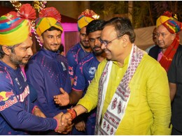 IPL 2024: GT के साथ मुकाबले से पहले CM भजनलाल शर्मा से मिली RR टीम, गिफ्ट किया सिग्नेचर बैट-बॉल IPL 2024: GT के साथ मुकाबले से पहले CM भजनलाल शर्मा से मिली RR टीम, गिफ्ट किया सिग्नेचर बैट-बॉल