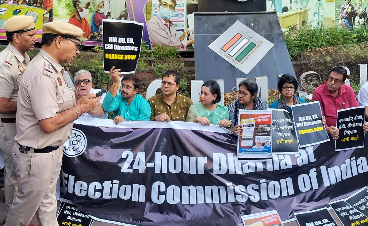 Lok Sabha Elections: केंद्रीय एजेंसियों के 'दुरुपयोग' को लेकर TMC ने की चुनाव आयोग में शिकायत, धरने की दी धमकी