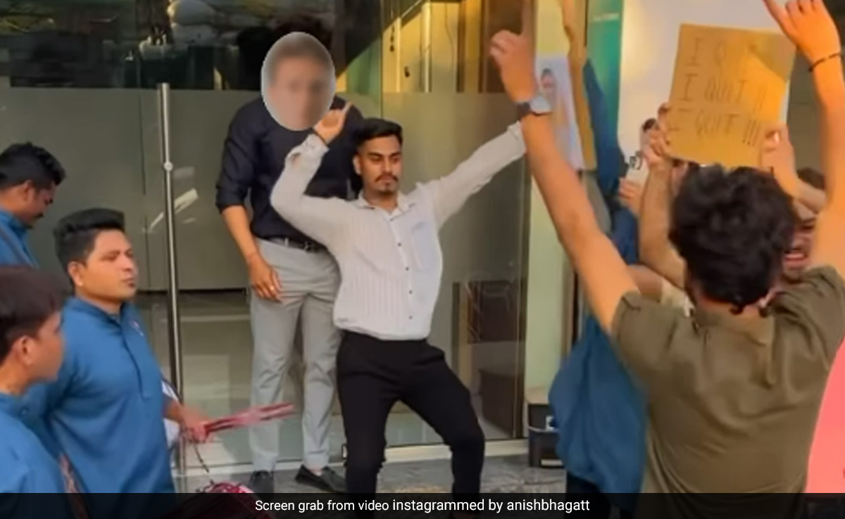 कार्यालयातील छळवणुकीला वैतागला, अखेरच्या दिवशी वरिष्ठांना नाचून दाखवत करत व्यक्त केला संताप