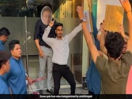 कार्यालयातील छळवणुकीला वैतागला, अखेरच्या दिवशी वरिष्ठांना नाचून दाखवत करत व्यक्त केला संताप कार्यालयातील छळवणुकीला वैतागला, अखेरच्या दिवशी वरिष्ठांना नाचून दाखवत करत व्यक्त केला संताप