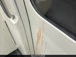 यात्री ने मेट्रो के अंदर थूका गुटखा, वायरल तस्वीर देख भड़के लोग, बोले- इनकी फोटो लगाकर करना चाहिए शर्मिंदा यात्री ने मेट्रो के अंदर थूका गुटखा, वायरल तस्वीर देख भड़के लोग, बोले- इनकी फोटो लगाकर करना चाहिए शर्मिंदा