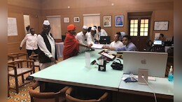 नाशिकमध्ये महायुतीची डोकेदुखी वाढली! शांतीगिरी महाराज यांनी भरला अर्ज