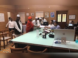 नाशिकमध्ये महायुतीची डोकेदुखी वाढली! शांतीगिरी महाराज यांनी भरला अर्ज