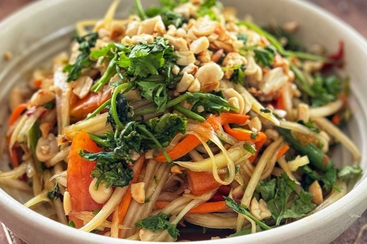 Eating cold or room temperature foods can have a cooling effect on the body