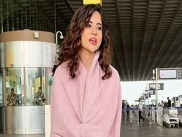 कम्बल की ड्रेस बनाकर एयरपोर्ट पहुंची उर्फी जावेद, गर्मी से हुई बेहाल, फैन्स बोले- फैशन का बुखार कम्बल की ड्रेस बनाकर एयरपोर्ट पहुंची उर्फी जावेद, गर्मी से हुई बेहाल, फैन्स बोले- फैशन का बुखार