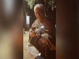 इस रील ने मुझे रुला दिया... बुजुर्ग ने गिटार बजाते हुए मधुर आवाज़ में गाया 'मैं कोई ऐसा गीत गाऊं', आप सुनते ही रहेंगे इस रील ने मुझे रुला दिया... बुजुर्ग ने गिटार बजाते हुए मधुर आवाज़ में गाया 'मैं कोई ऐसा गीत गाऊं', आप सुनते ही रहेंगे