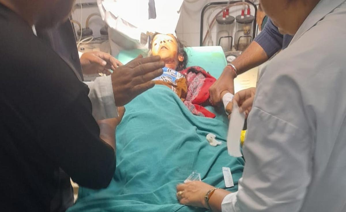 उत्तराखंड : घर के आंगन से बच्‍ची को उठा ले गया गुलदार, झाड़ियों में घायल हालत में मिली मासूम