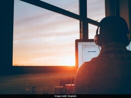 घंटों एक ही जगह पर बैठे रहते हैं आप, तो हो जाएं अलर्ट, जानिए लंबे समय तक बैठे रहने के बड़े नुकसान