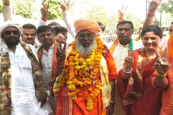 नामांकन से पहले Sakshi Maharaj की रैली, 21 Bulldozers से हुआ स्वागत नामांकन से पहले Sakshi Maharaj की रैली, 21 Bulldozers से हुआ स्वागत