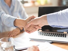 जवाब देने की जगह शख्स ने इंटरव्यू लेने वाले से ही पूछे डाले ये 8 सवाल, मिल गई नौकरी जवाब देने की जगह शख्स ने इंटरव्यू लेने वाले से ही पूछे डाले ये 8 सवाल, मिल गई नौकरी