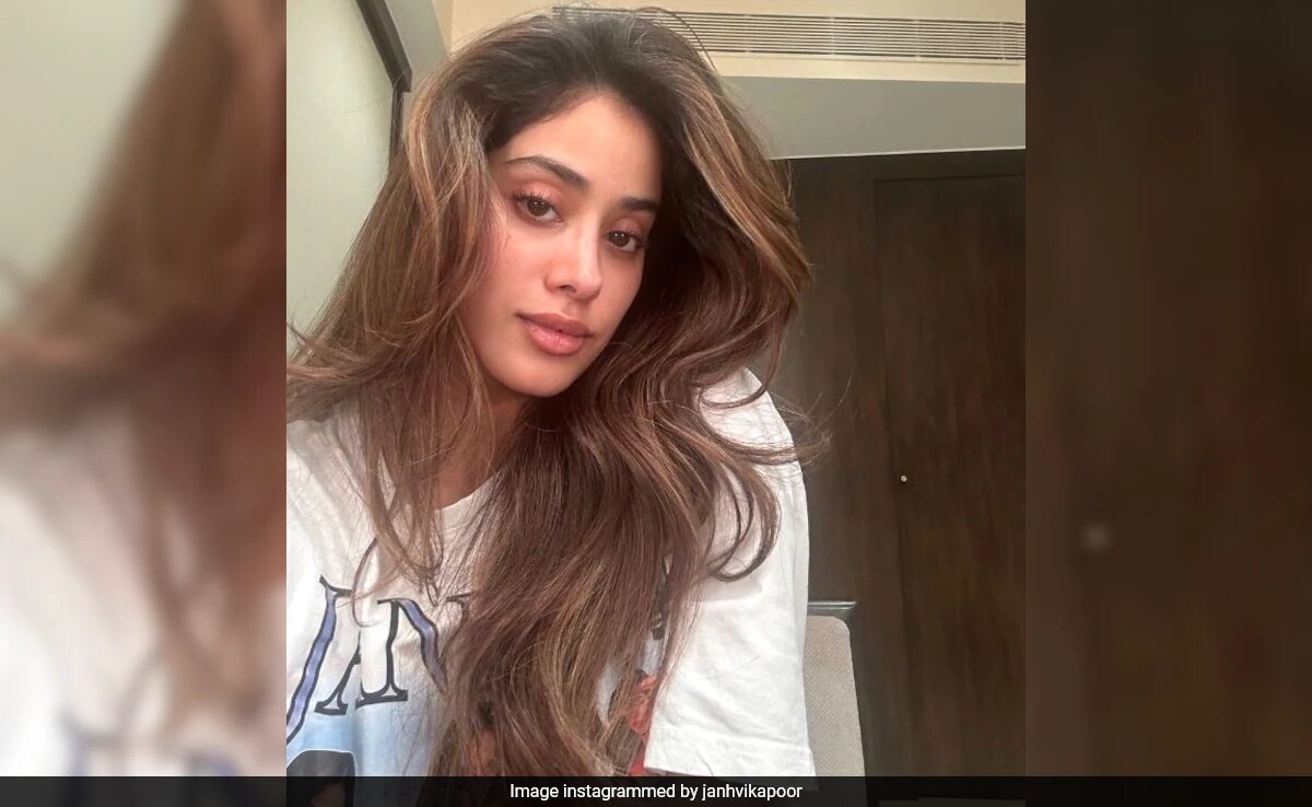 The Internet Is Smitten By Janhvi Kapoor's Good Hair Day Pic: "You Always Look Perfect"