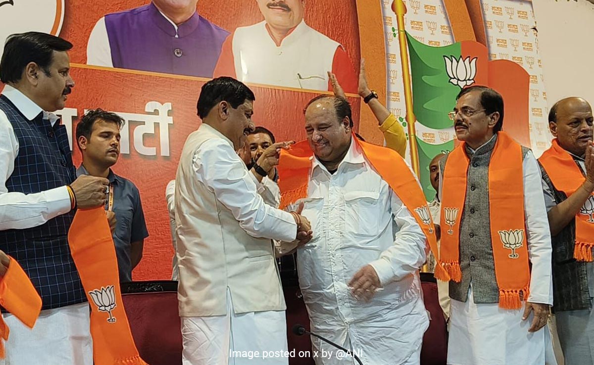 चुनाव से पहले कमलनाथ को सबसे बड़ा झटका, 4 दशक पुराने साथी दीपक सक्सेना ने थामा बीजेपी का दामन