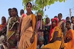 सुकमा: वोटिंग के दिन नक्सलियों के गढ़ में महिलाओं में दिखा जबरदस्त उत्साह सुकमा: वोटिंग के दिन नक्सलियों के गढ़ में महिलाओं में दिखा जबरदस्त उत्साह
