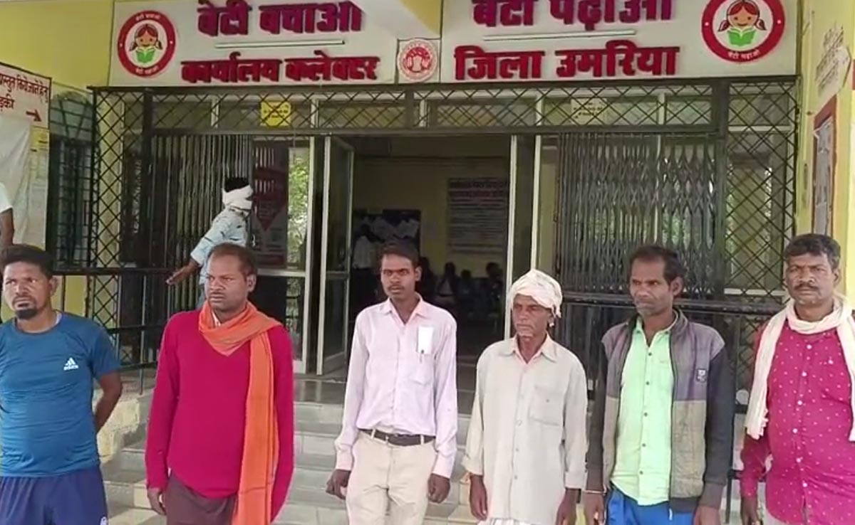 Umaria: आजादी के अमृत काल में भी लालटेन युग में जी रहे इस गांव के लोग, ग्रामीणों ने किया चुनाव बहिष्कार का ऐलान