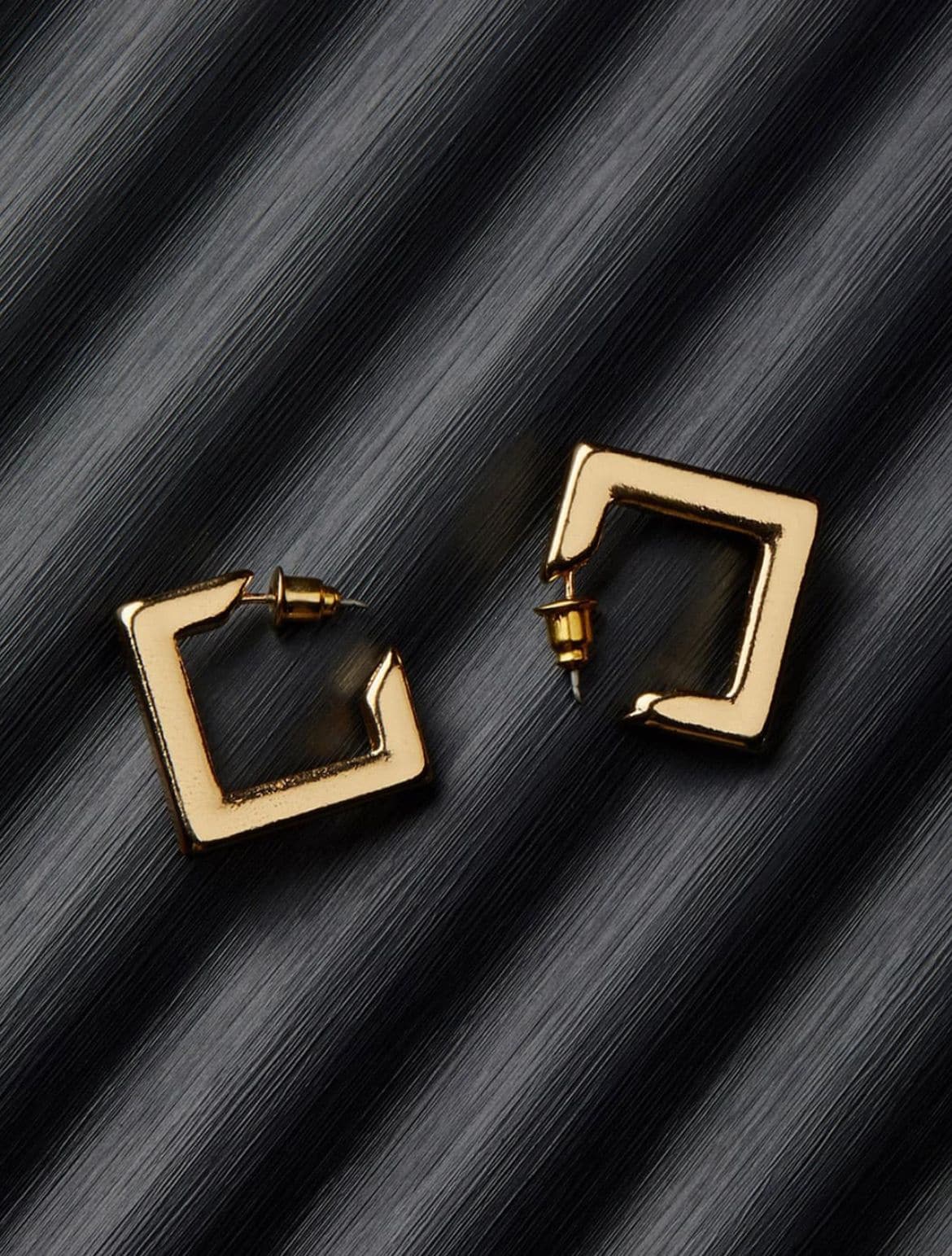 Best Deals On Stylish Earrings From Myntra Best Deals On Stylish Earrings From Myntra