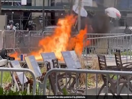 कोर्ट में चल रही थी ट्रंप के 'हश मनी' केस की सुनवाई, शख्स ने परिसर के बाहर खुद को लगाई आग कोर्ट में चल रही थी ट्रंप के 'हश मनी' केस की सुनवाई, शख्स ने परिसर के बाहर खुद को लगाई आग