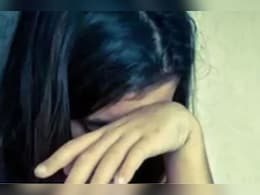 बीकानेर से जैसलमेर जा रही स्लीपर बस में 14 साल की छात्रा से रेप, अश्लील फोटो वायरल करने की धमकी देकर दी दरिंदगी बीकानेर से जैसलमेर जा रही स्लीपर बस में 14 साल की छात्रा से रेप, अश्लील फोटो वायरल करने की धमकी देकर दी दरिंदगी