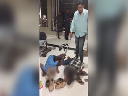 Ujjain: सिर पर रखवाए जूते, नाक भी रगड़वाई... गेहूं चुराने के शक में ड्राइवर की लात-डंडे से पिटाई, Video Viral होने पर लिया गया ये एक्शन Ujjain: सिर पर रखवाए जूते, नाक भी रगड़वाई... गेहूं चुराने के शक में ड्राइवर की लात-डंडे से पिटाई, Video Viral होने पर लिया गया ये एक्शन