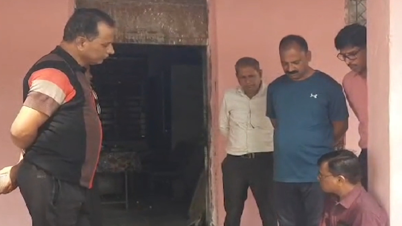 Dewas: भौरासा के इस सरकारी स्कूल की हालत खस्ता, सुबह 9 बजे तक लटका मिला ताला