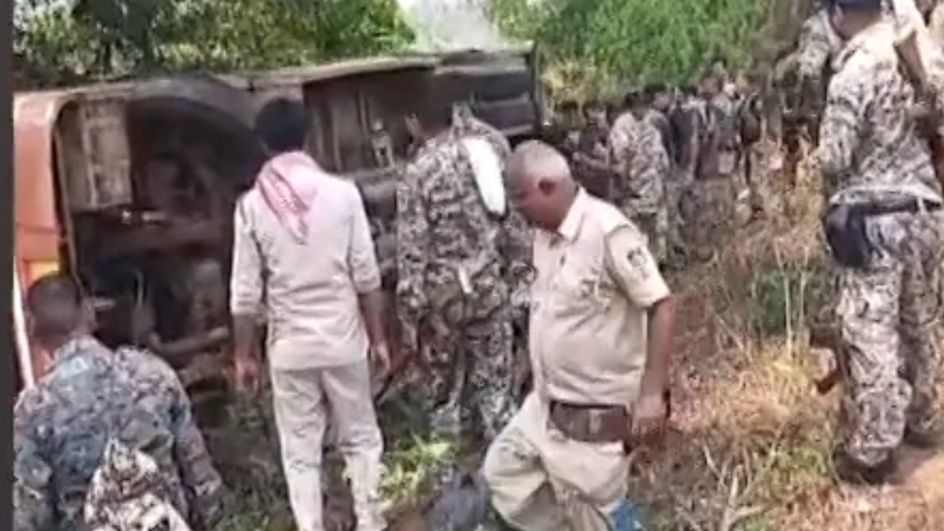 बस्तर: चुनाव ड्यूटी से लौट रहे जवानों से भरी बस पलटी, कई घायल