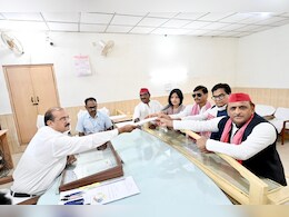 मैनपुरी से SP प्रत्याशी डिंपल यादव ने भरा परचा, अखिलेश-शिवपाल भी रहे मौजूद मैनपुरी से SP प्रत्याशी डिंपल यादव ने भरा परचा, अखिलेश-शिवपाल भी रहे मौजूद