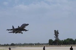 Air Force's Sukhoi-30 MKI Touches Down On Agra Expressway Air Force's Sukhoi-30 MKI Touches Down On Agra Expressway